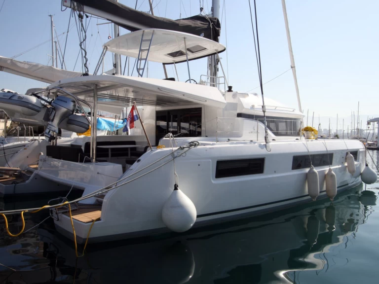 Hire Catamaran Lagoon with a boat licence