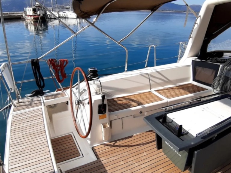 Sailboat hire in Pálairos - Bénéteau Oceanis 45