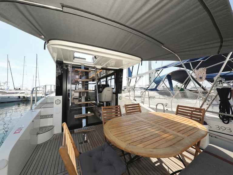 Hire a Cobra Yachts Futura 40 Grand Horizon Šibenik