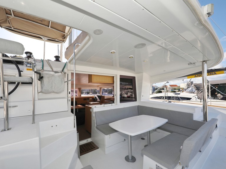 Hire Catamaran Lagoon with a boat licence