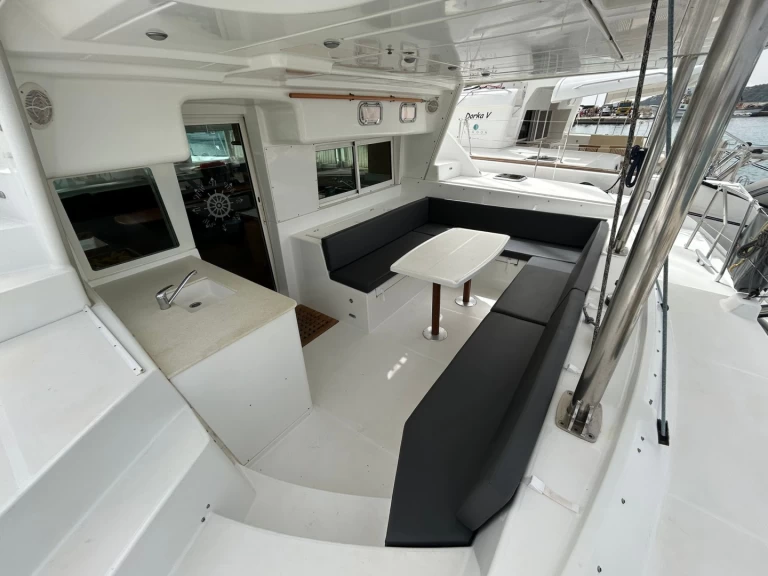 Hire Catamaran Lagoon with a boat licence