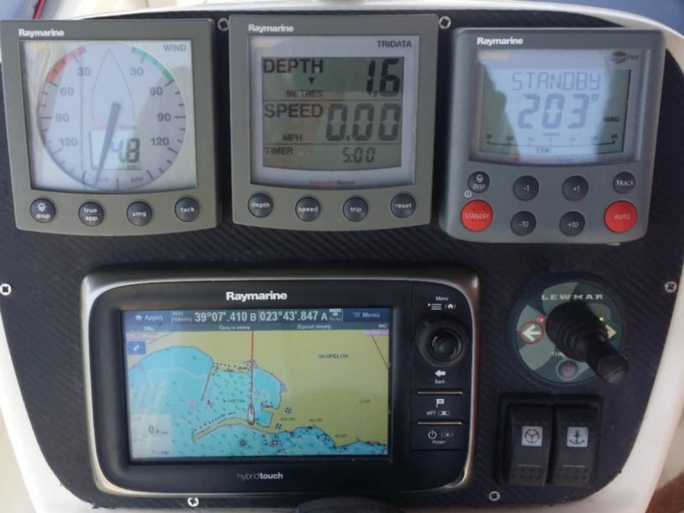 Charter a Bavaria Bavaria 38 in Ávdira on Samboat