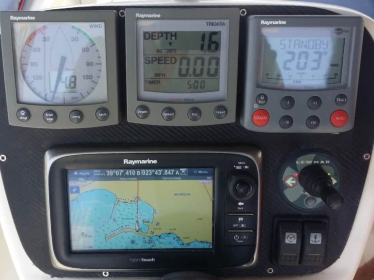 Charter a Bavaria Bavaria 38 in Ávdira on Samboat