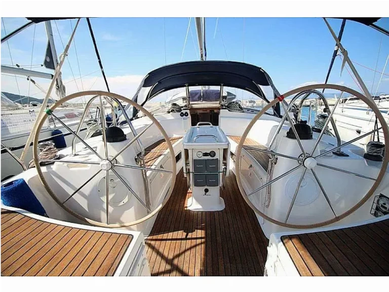 Charter a Bavaria Bavaria 44 in Ávdira on Samboat