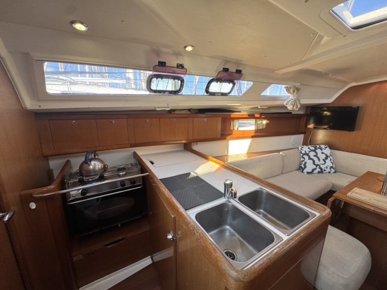 Sailboat to hire La Rochelle at the best price