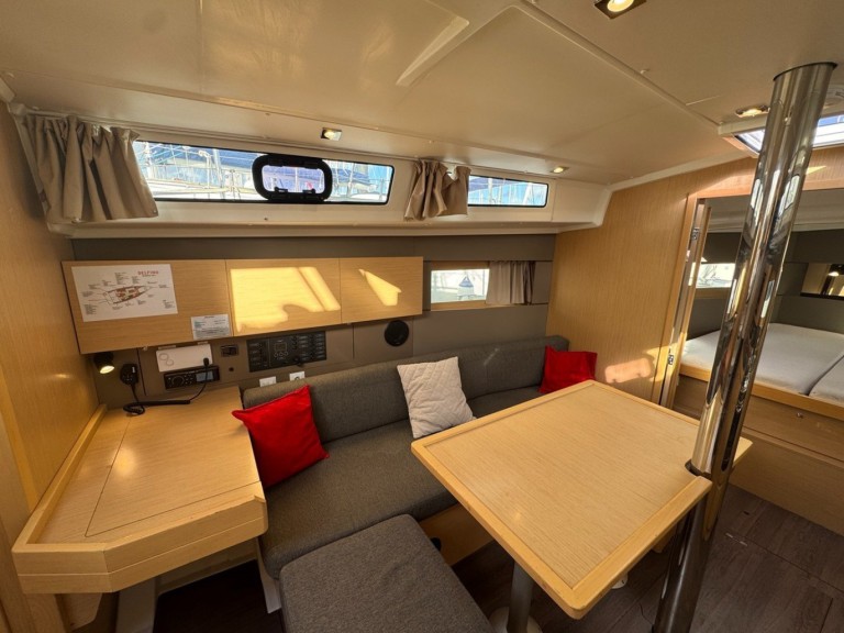 Hire Sailboat with or without skipper Bénéteau La Rochelle