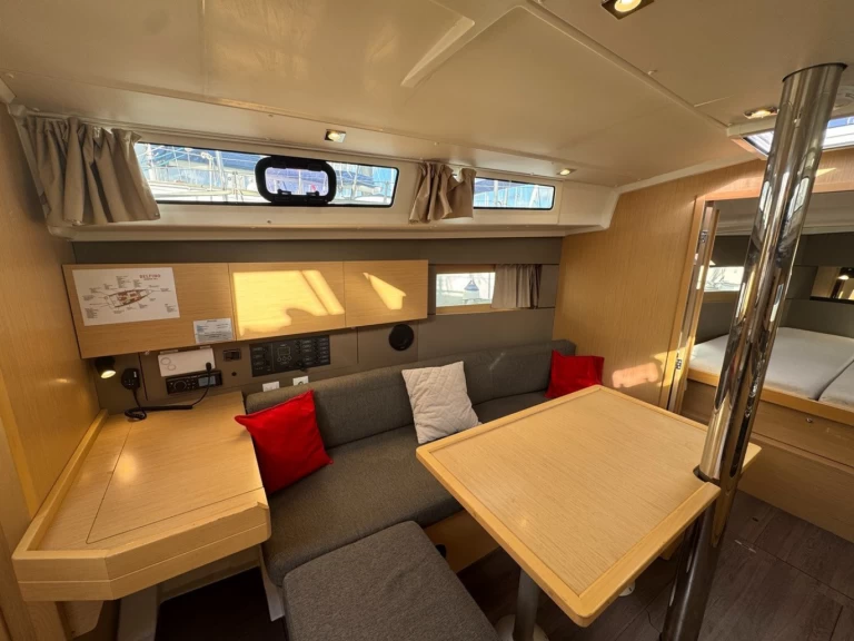 Hire Sailboat with or without skipper Bénéteau La Rochelle