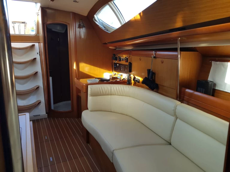 Hire Sailboat with or without skipper Jeanneau Port-Haliguen