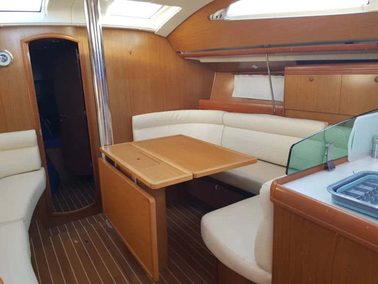 Sailboat to hire Port-Haliguen at the best price