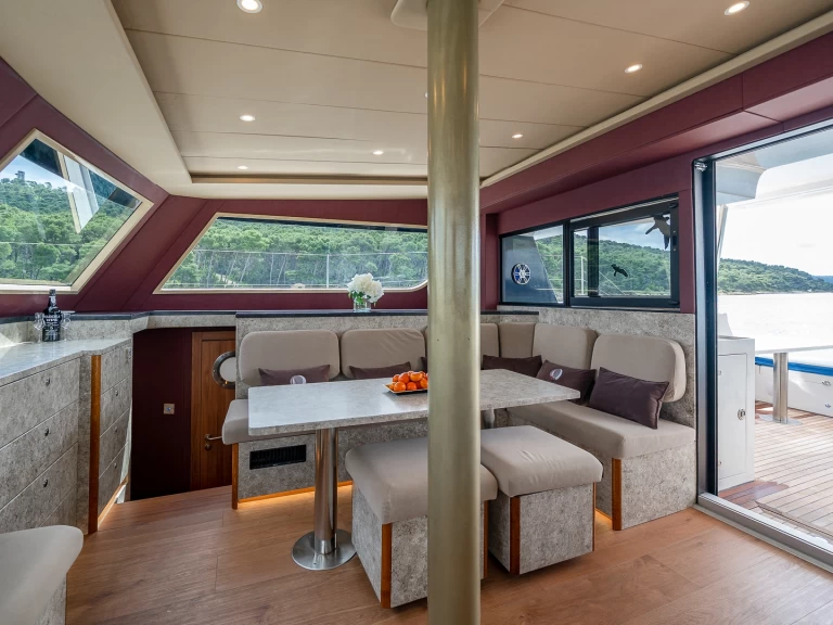 Yacht hire Split cheap Luna 49