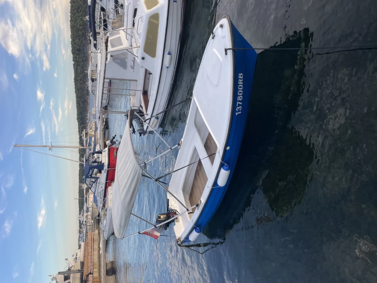 Hire Motorboat Pasara with a boat licence