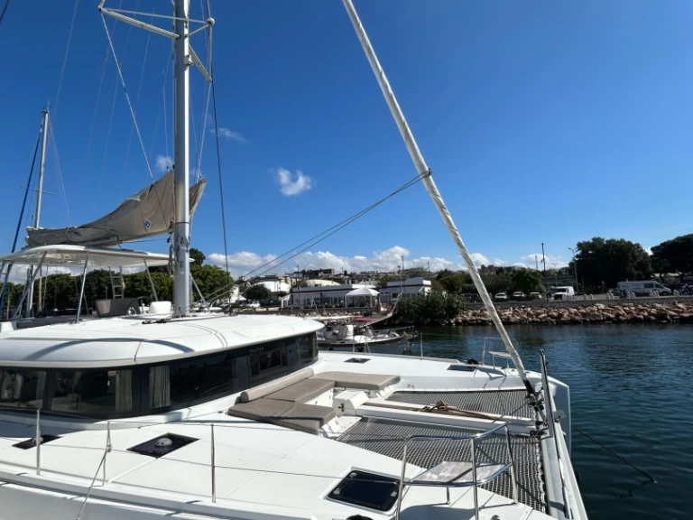 Hire Catamaran Lagoon with a boat licence