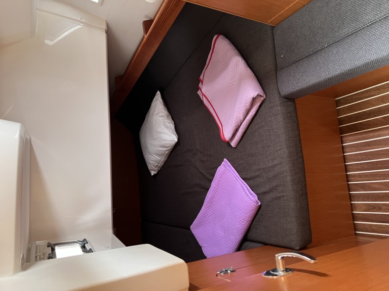 Hire Sailboat Bavaria with a boat licence