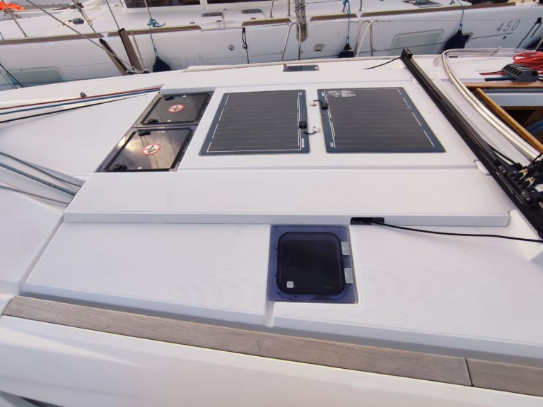 Charter a Jeanneau Sun Odyssey 519 in Lávrio on Samboat