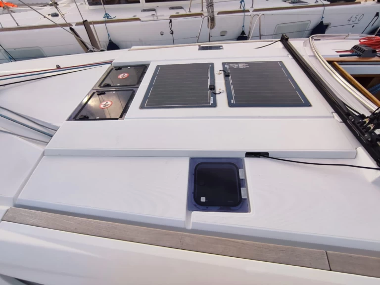 Charter a Jeanneau Sun Odyssey 519 in Lávrio on Samboat