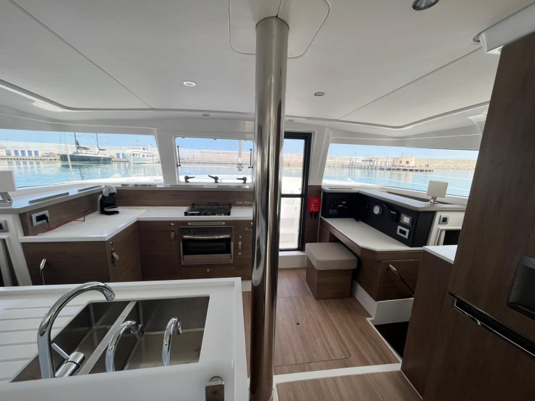 Catamaran hire in Capo d'Orlando - Bali Bali 4.2