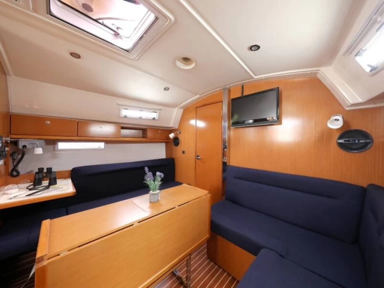 Yacht charter Baška Voda - Bavaria Cruiser 36 on SamBoat