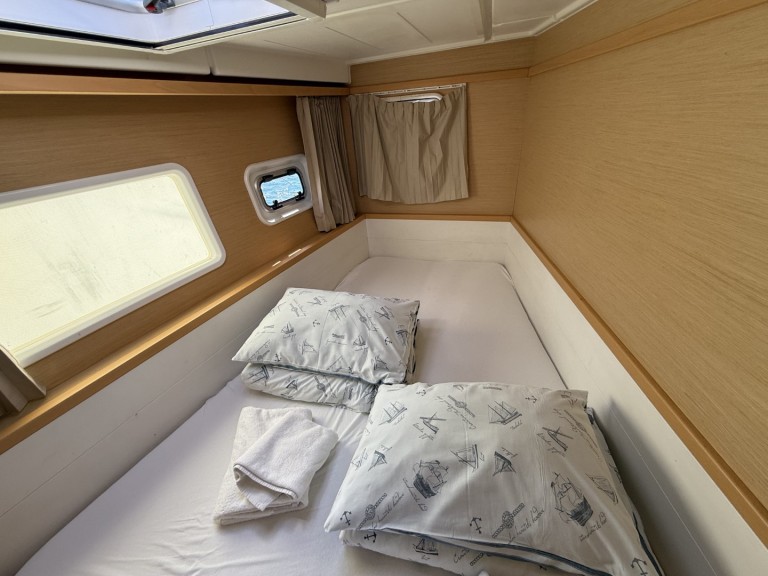 Hire a Lagoon Lagoon 39 Lávrio