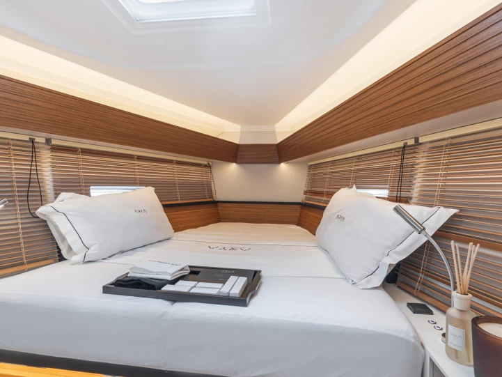 Yacht hire Piraeus cheap Italia Yachts 12.98