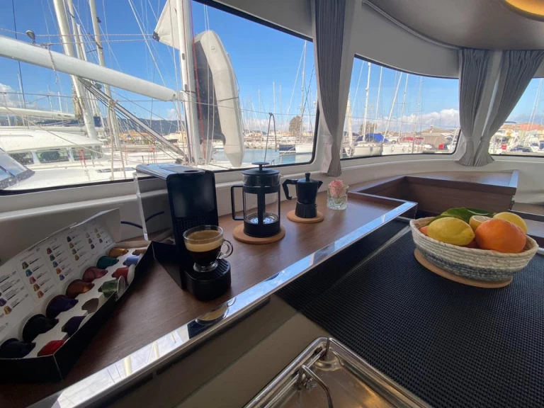 Catamaran hire in Lefkáda - Lagoon Lagoon 46