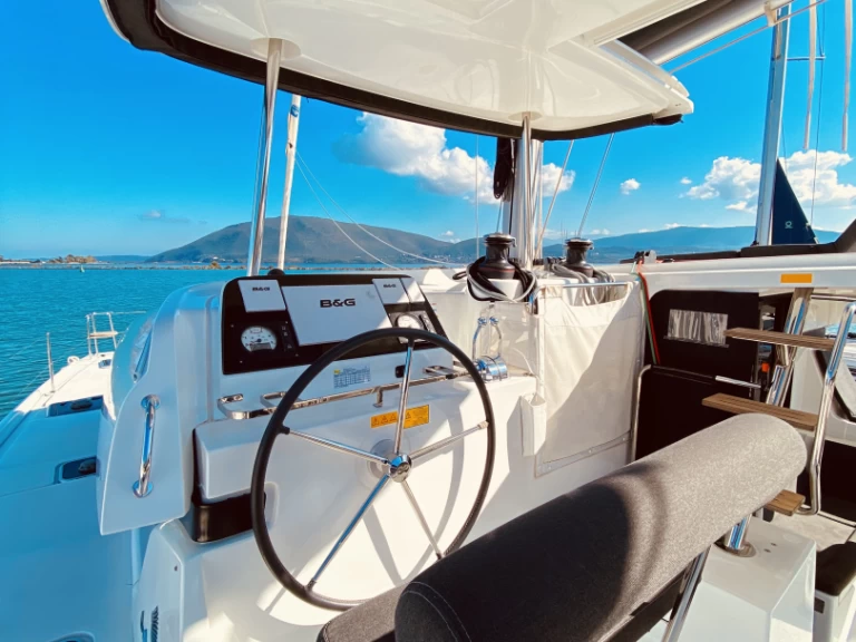 Catamaran to hire Lefkáda at the best price