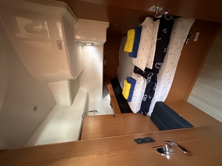 Hire Sailboat Bavaria with a boat licence