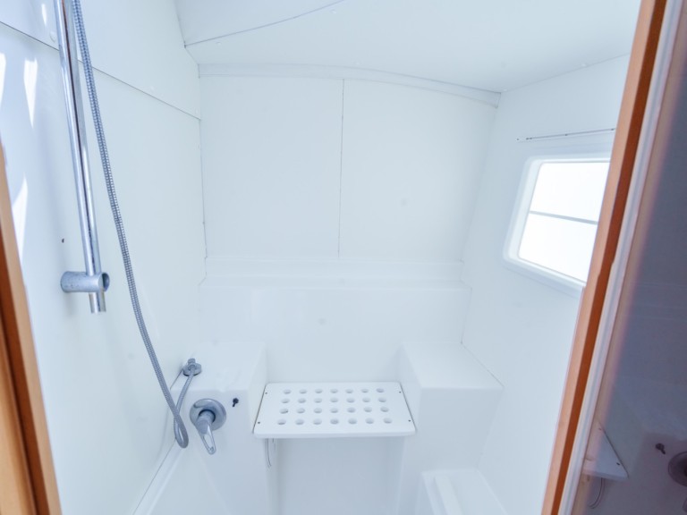 Yacht hire Tikehau cheap Lagoon 380 S2