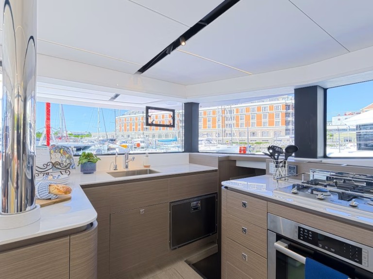 Catamaran to hire Marigot at the best price