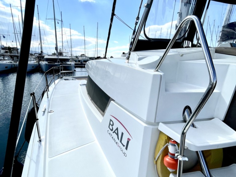 Charter a Bali Bali 4.1 in Alimos on Samboat