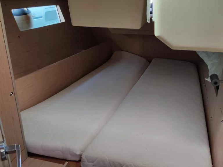 Charter a Bénéteau Oceanis 41.1 in Salerno on Samboat