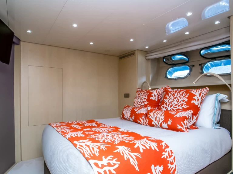 Luxury Yacht to hire Órmos Bay at the best price