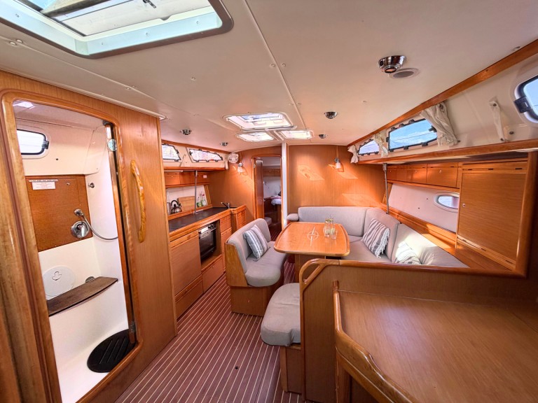 Sailboat to hire Vlycho at the best price