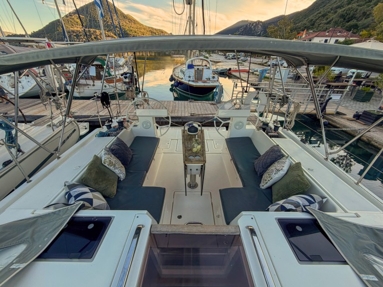 Sailboat to hire Vlycho at the best price