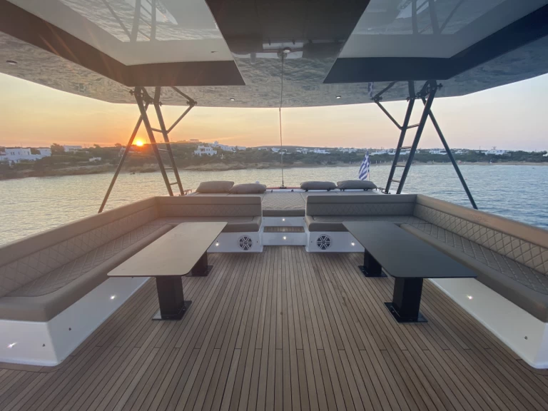 Hire a  Moon Yacht 60 LUX Lávrio