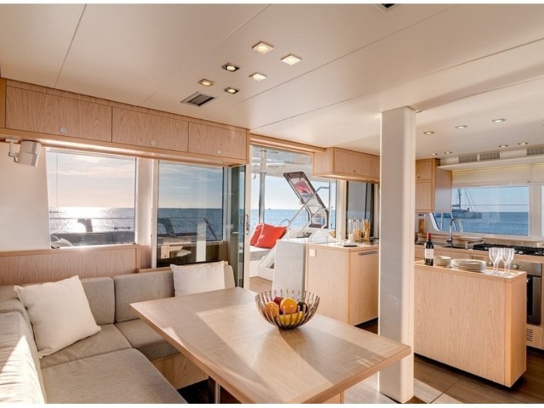 Catamaran to hire Lefkáda at the best price