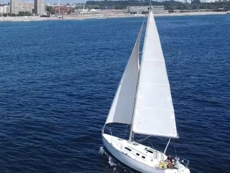 Charter a Dufour Dufour 32 in Leça da Palmeira on Samboat