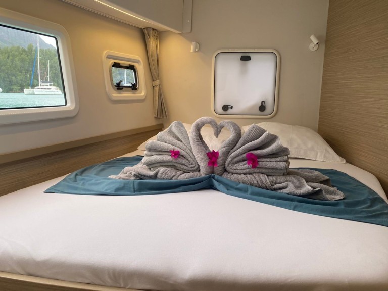 Hire Catamaran Lagoon with a boat licence