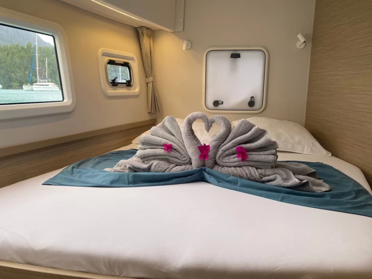 Hire Catamaran Lagoon with a boat licence