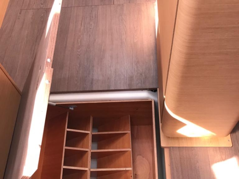 Yacht hire Piombino cheap Sun Odyssey 410