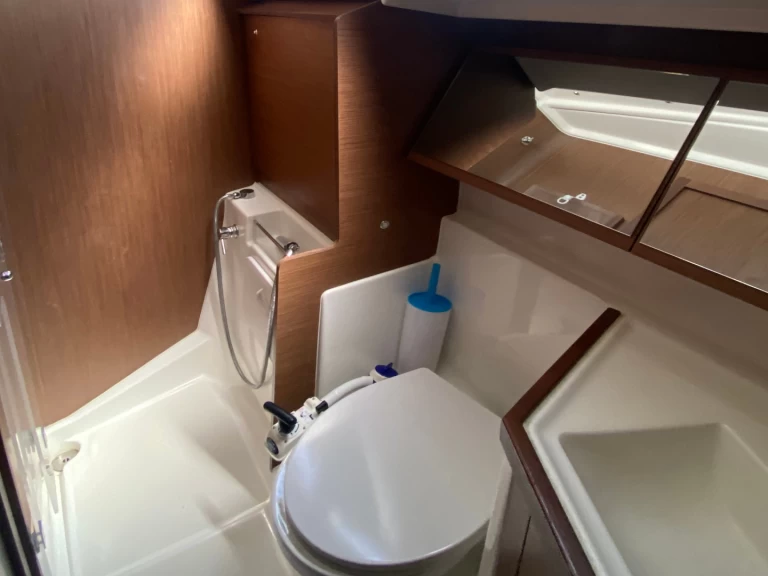 Hire a Bénéteau Oceanis 40.1 (3 double and 1 bunk beds) Lefkáda