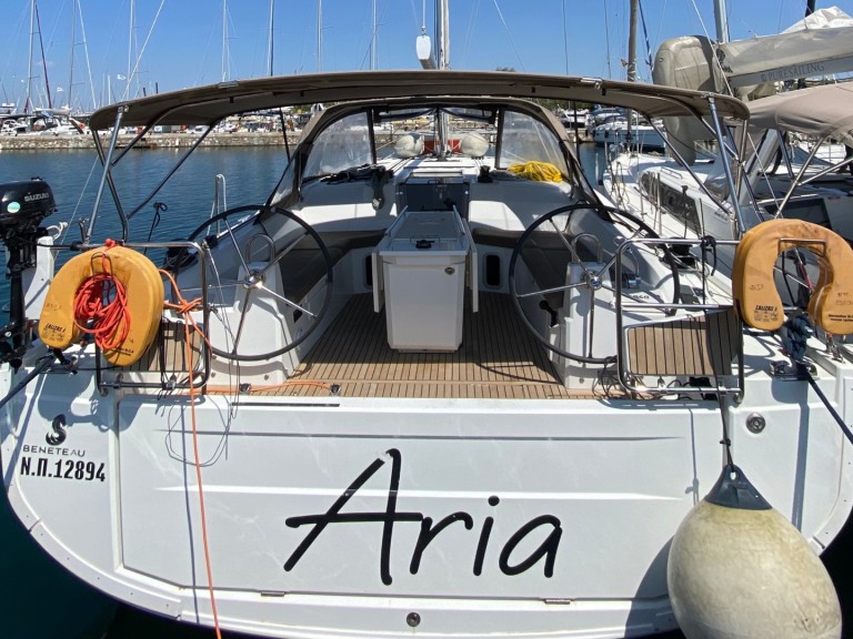 Yacht hire Lefkáda cheap Oceanis 40.1 (3 double and 1 bunk beds)