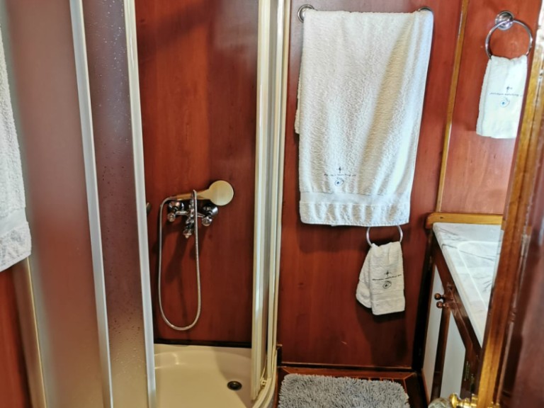 Hire Sailboat  with a boat licence