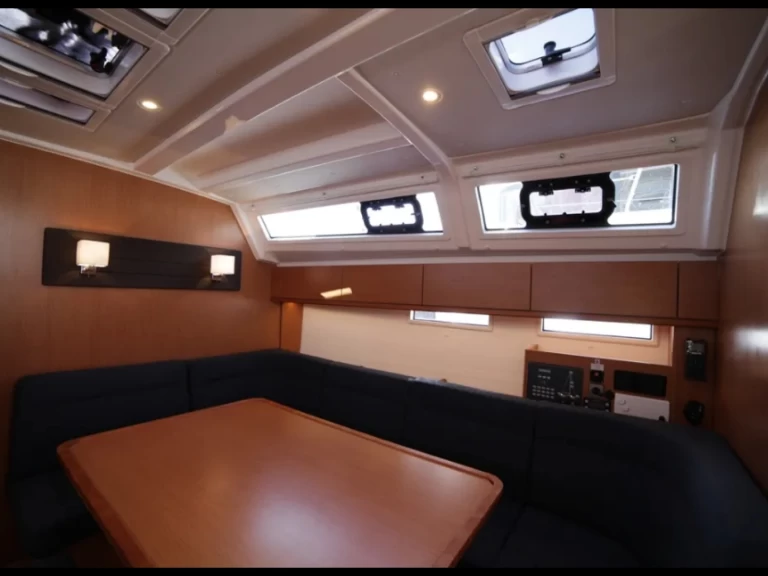 Hire Sailboat Bavaria with a boat licence