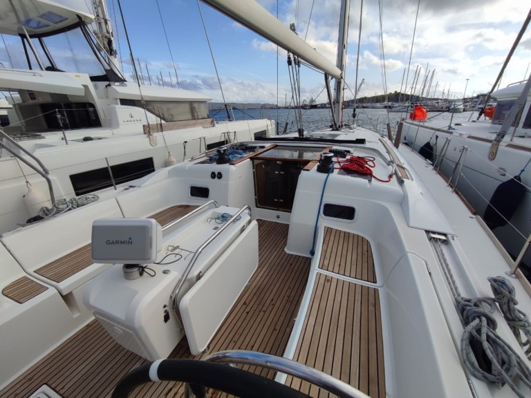 Yacht hire Lávrio cheap Sun Odyssey 519