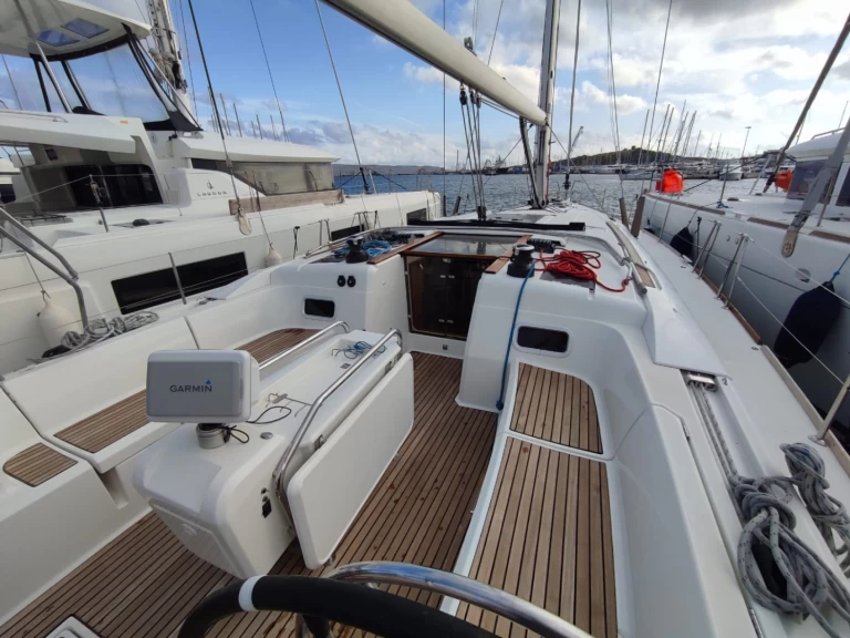 Yacht hire Lávrio cheap Sun Odyssey 519