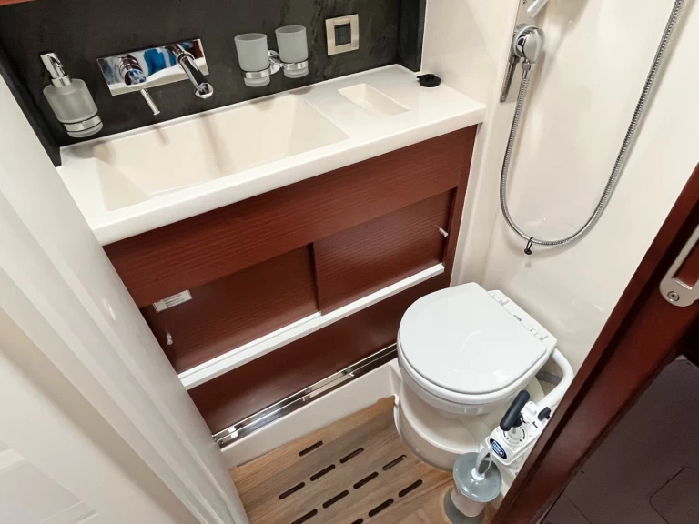 Sailboat to hire Lávrio at the best price