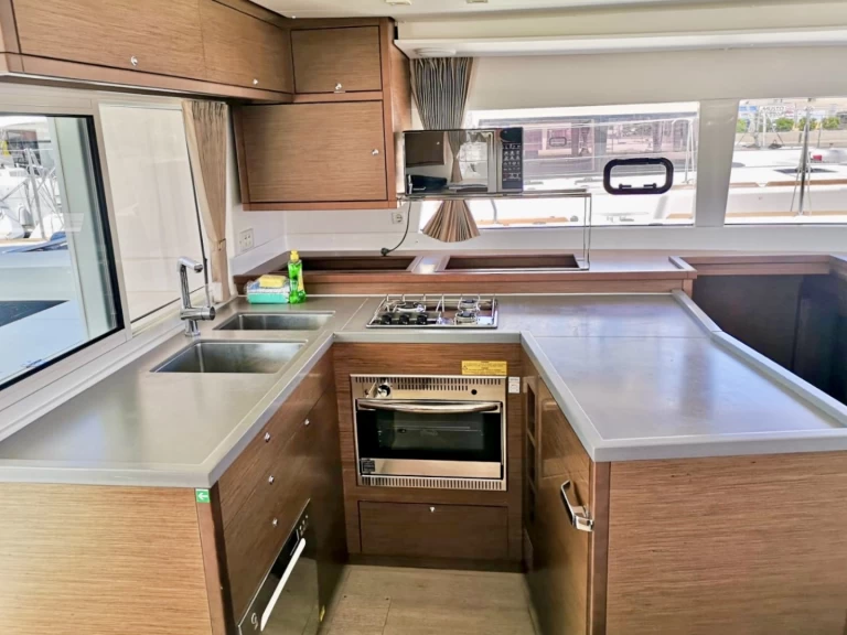 Hire Catamaran Lagoon with a boat licence