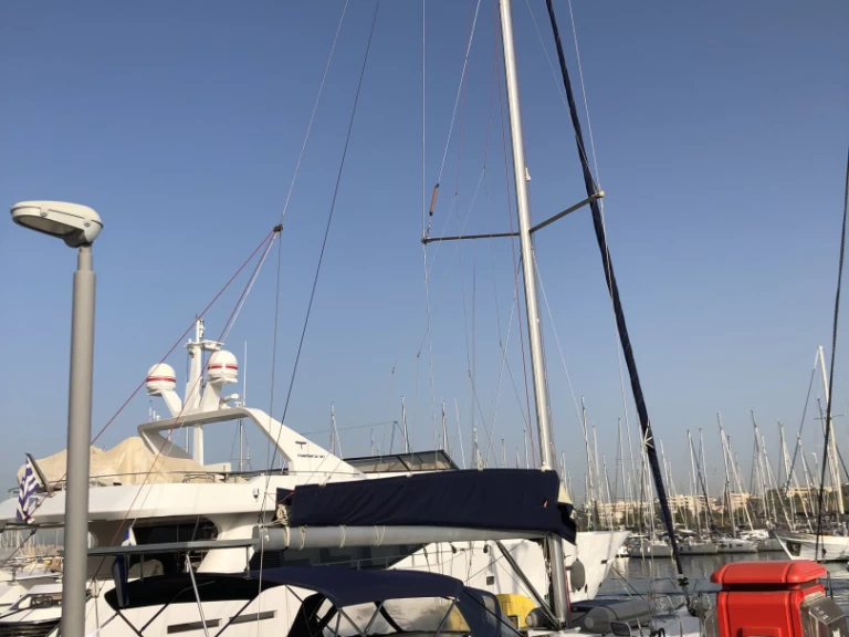 Hire Sailboat Jeanneau with a boat licence