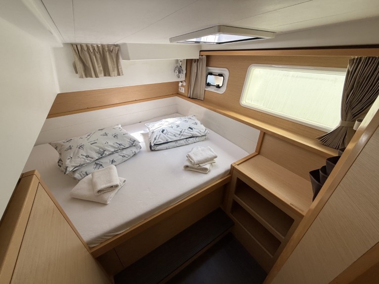 Yacht charter Lávrio - Lagoon Lagoon 39 on SamBoat