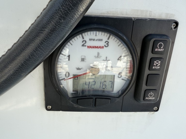 Hire a Lagoon Lagoon 39 Lávrio